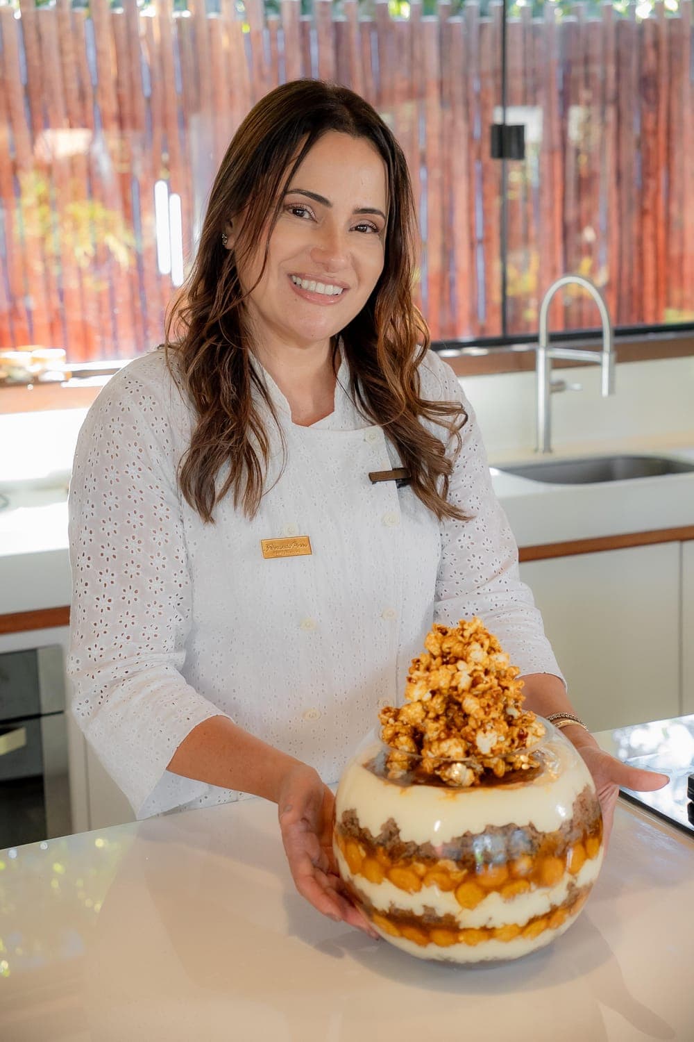 Fernanda Possa segurando a banoffee contemporânea com pipoca caramelizada