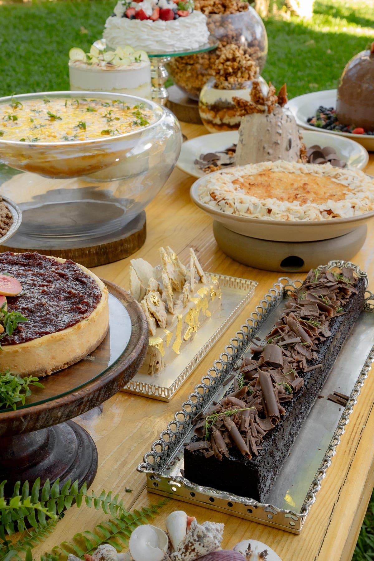 Mesa de sobremesas completa, montada com as receitas do curso