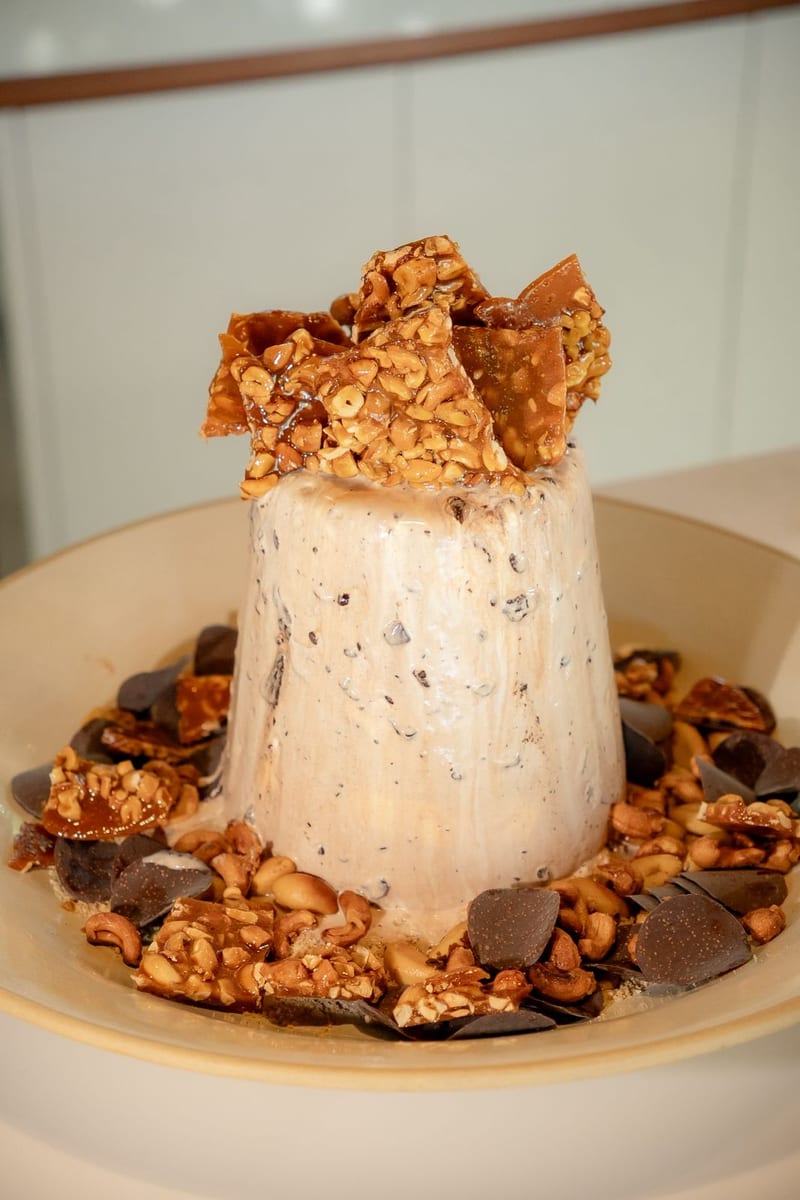 Torre de Sorvete com Calda de Castanhas Brasileiras Caramelizadas